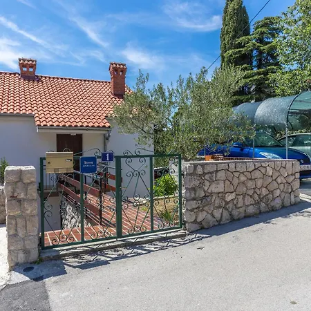 Cozy In With Harbor View Apartamento Omišalj